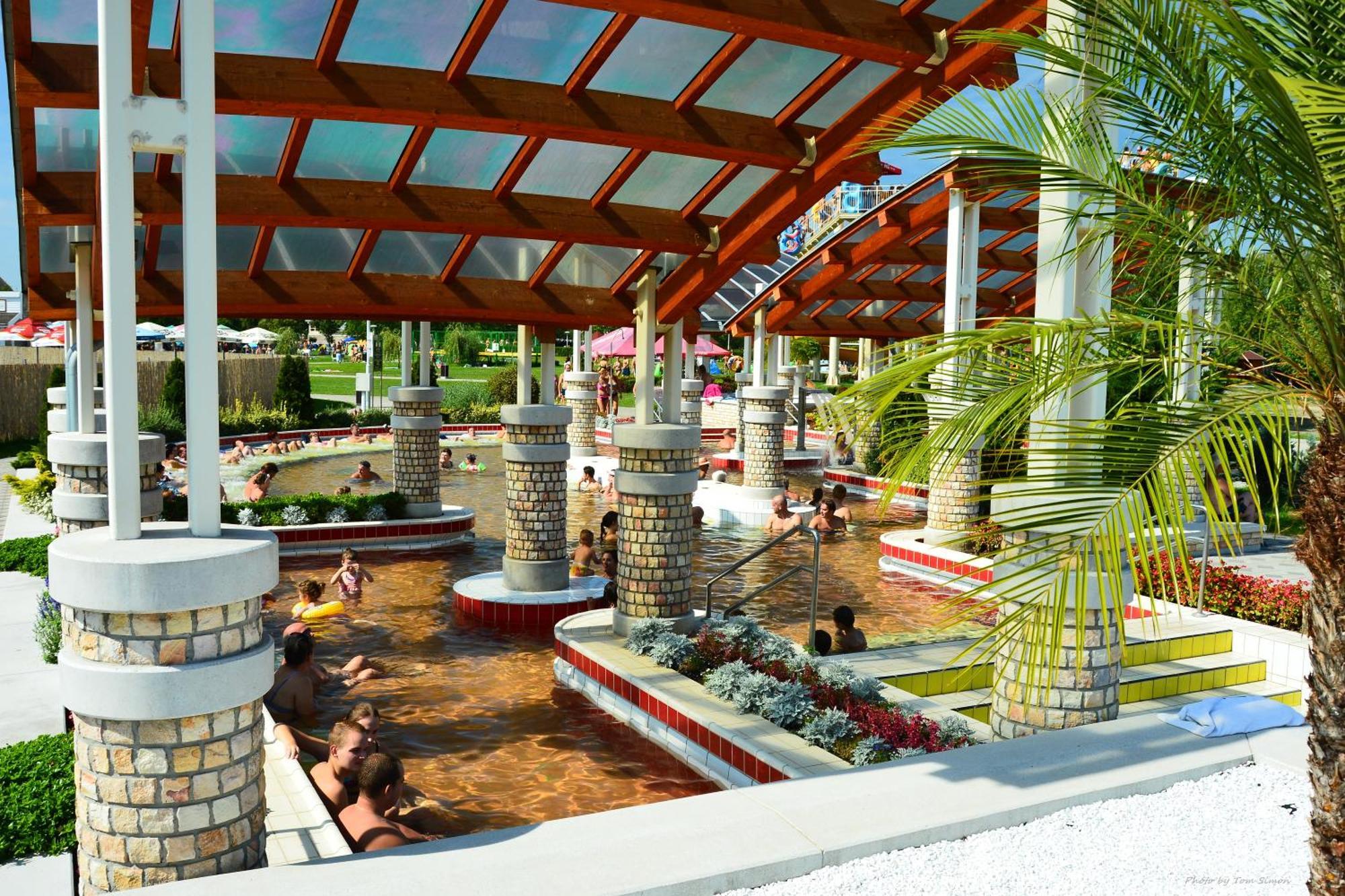 Tisia Hotel & Spa Tiszaújváros Exteriör bild