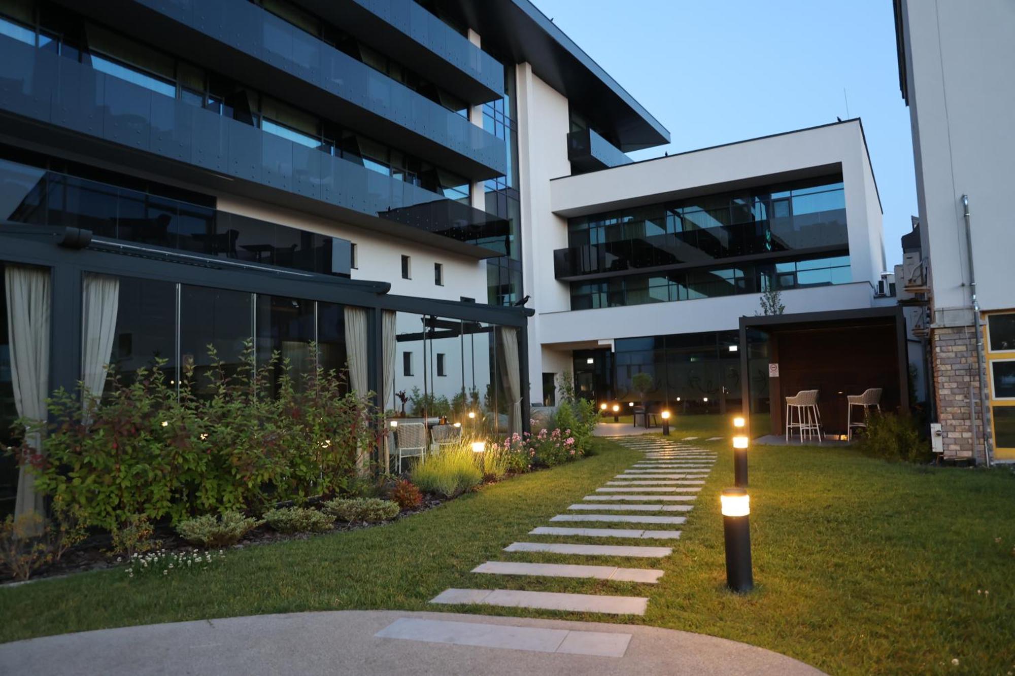 Tisia Hotel & Spa Tiszaújváros Exteriör bild