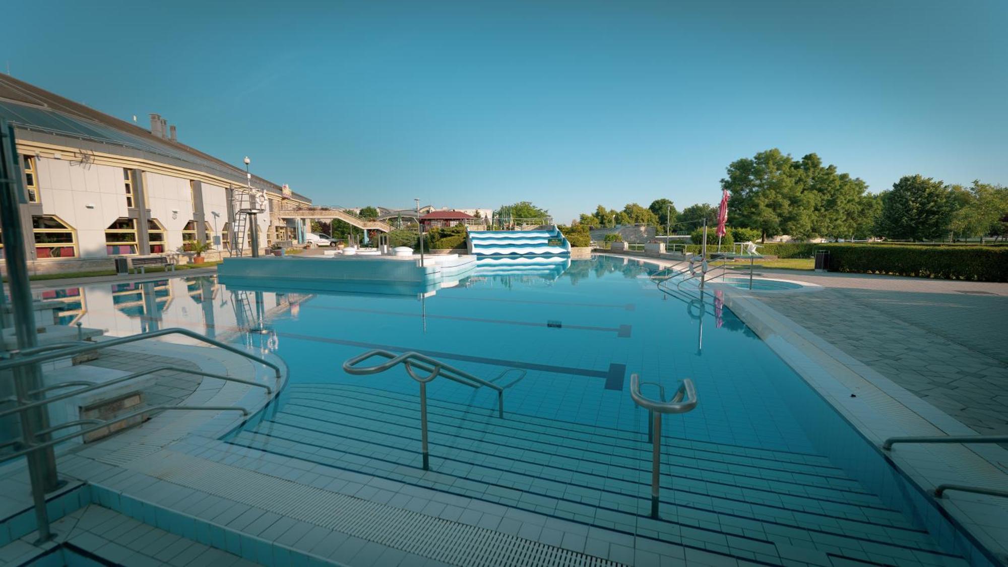 Tisia Hotel & Spa Tiszaújváros Exteriör bild